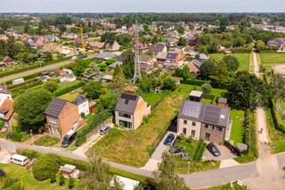 <p><span>Droom je ervan om je eigen woning volledig naar jouw smaak te bouwen? Dan is deze mooi gelegen bouwgrond in het groene Emblem een unieke kans. Op een perceel van ca.</span><span> </span><span>489 m² realiseer je een stijlvolle halfopen bebouwing in een rustige, residentiële straat, met alle dagelijkse voorzieningen én een vlotte verbinding naar Lier, Antwerpen en de E313 binnen handbereik.</span></p><p><span>Bouw jouw thuis op maat</span></p><p><span>In de rustige Mulderweg ligt deze aantrekkelijk georiënteerde bouwgrond voor een halfopen bebouwing. Met een perceelbreedte van ongeveer 10 meter en een diepte van circa 48 meter biedt het perceel heel wat mogelijkheden om een moderne gezinswoning te bouwen die perfect aansluit bij jouw woonwensen.</span></p><p><span>Dankzij de ruime tuin geniet je van volop buitenruimte om een zonnig terras, een groene tuin of een speelplek voor de kinderen aan te leggen. Hier krijg je de vrijheid om een woning te creëren die volledig past bij jouw levensstijl, uiteraard binnen de geldende stedenbouwkundige voorschriften.</span></p><p><span>Groen wonen met alles dichtbij</span></p><p><span>Emblem is geliefd om zijn landelijke karakter en aangename woonomgeving. Je woont hier in een rustige straat met weinig verkeer, terwijl scholen, winkels, openbaar vervoer en sportfaciliteiten zich op korte afstand bevinden. Ook voor pendelaars is dit een uitstekende uitvalsbasis: via de E313 bereik je Antwerpen, Lier, Ranst en omliggende gemeenten bijzonder vlot.</span></p><p><span>Wie houdt van wandelen of fietsen, vindt in de groene omgeving tal van mooie routes en recreatiemogelijkheden. Zo geniet je dagelijks van rust en natuur zonder in te boeten aan bereikbaarheid.</span></p><p><span> </span></p><p><span> </span></p>