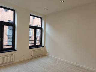 Dit zeer leuke en volledig vernieuwde appartement is gelegen op de 1ste verdieping van een gebouw dat helemaal gerenoveerd is.We betreden het appartement en komen in de living met open keuken. Het hoge plafond en de 3 ramen aan de voorzijde geven direct een zeer ruimtelijk gevoel.De keuken is voorzien van de nodige toestellen (ook vaatwasser) en heeft zéér ruime kasten. In de keuken zijn zelfs dimbare lichtstrips ingebouwd.De slaapkamer is achteraan gelegen en ook voorzien van dimbare verlichting.In de badkamer vinden we toilet, lavabo en inloopdouche. Er is in de badkamer ook plaats voorzien om een wasmachine aan te sluiten.De vaste kosten bedragen 55 Euro per maand inclusief provisie voor het waterverbruik.GELIEVE NIET TE BELLEN en enkel te reageren door naam, mailadres en telefoonnummer in te vullen, wij nemen daarna contact op met u.