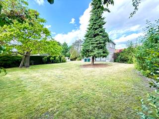 TOPgelegen degelijke VILLA met extra bouwgrond op 1137m2. Aan het Villapark gelegen degelijke te renoveren woning met alle PRIVACY. Grote tuin en extra naastliggende bouwgrond, straatbreedte 35m. INDELING: inkom en traphal, toilet, lichtrijke leefruimte, keuken met kelder, garage. Op het verdiep bevinden zich de overloop, badkamer, 3/4 slaapkamers. Grote zolder met extra potentieel. TROEVEN: TOPLOCATIE in Waregem, tuin met privacy, prachtige bomen, betonnen gewelven. Bezoek na afspraak met IMMO BEGUIN: loic@immobeguin.be