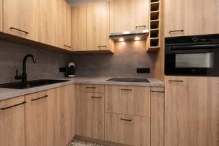 Volledig vernieuwd appartement op de eerste verdieping met zijdelings zicht op zee! Lichtrijke woonkamer met volledig open keuken. Slaaphoek met dubbel stapelbed, nieuwe badkamer met inloopdouche. EPC A-label! Privatieve kelder inbegrepen in de prijs!