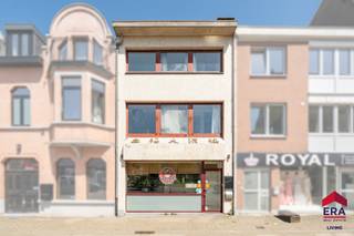 <p>Ben je op zoek naar een opbrengsteigendom of een handelszaak met buitenruimte, woning én tuin? Gevonden!<br />Deze eigendom combineert een handelspand op het gelijkvloers met een ruime woning erboven en is momenteel volledig verhuurd aan dezelfde huurder voor € 1.750 per maand (kadaster ten laste van de huurder). Dit maakt het pand interessant voor investeerders die op zoek zijn naar een onmiddellijk rendement. Tegelijk biedt het gebouw potentieel voor eigen bewoning, aangezien de woning mits enkele moderniseringswerken opnieuw kan uitgroeien tot een ruime gezinswoning. Dankzij de dakisolatie uit 2010 en de recent vernieuwde gasketel geldt er geen renovatieplicht.</p>
<p>Op het gelijkvloers bevinden zich het handelspand, twee aparte toiletten en een terras met tuin. Bovendien is het gebouw volledig onderkelderd, wat zorgt voor veel opslagruimte en extra mogelijkheden voor horeca, zoals een tweede keuken, voorraadruimte of stockage.<br />Via de inkomhal bereik je de woning. Op de eerste verdieping bevinden zich een apart toilet, een leefruimte die eenvoudig tot één grote woonkamer kan worden omgevormd, de keuken en een tweede terras. De tweede verdieping telt twee slaapkamers, een badkamer en een apart toilet. Op de zolderverdieping zijn nog twee extra slaapkamers, goed voor in totaal vier slaapkamers.</p>