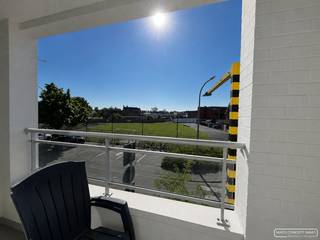 Ben je op zoek naar een interessant investeringsappartement of een instapklaar appartement op een centrale locatie in Waregem? Dan is dit recente appartement (bouwjaar 2013) zeker een bezoek waard. Dankzij de gunstige ligging en de huidige stabiele huurinkomsten vormt dit appartement een aantrekkelijke opportuniteit voor zowel investeerders als wie op zoek is naar een eerste eigen appartement.<br /><br />Het appartement bevindt zich <strong>op de eerste verdieping</strong> van een verzorgde residentie met <strong>lift</strong>. Via de <strong>inkomhal met gastentoilet</strong> kom je terecht in de<strong> lichtrijke leefruimte</strong> met aansluitend een uitgeruste keuken voorzien van frigo, microgolf, kookplaat en spoelbak. Vanuit de leefruimte heb je toegang tot het <strong>westgerichte terras</strong>, waar je heerlijk kunt genieten van de namiddag- en avondzon alsook een open zicht. Verder beschikt het appartement over een <strong>badkamer met ligbad en lavabo en twee volwaardige slaapkamers.</strong> Een extra troef is dat <strong>beide slaapkamers toegang hebben tot een eigen terras.</strong><br /><br />Bijkomend bestaat de <strong>mogelijkheid om een ondergrondse autostaanplaats aan te kopen voor 13.000 euro</strong>. Voor bezoekers is er bovendien voldoende parkeergelegenheid aanwezig in de straat.
<h3>Locatie</h3>
Dit appartement geniet van een uitstekende ligging in het centrum van Waregem. Scholen, winkels, supermarkten, sportinfrastructuur, horeca en openbaar vervoer bevinden zich op wandelafstand, waardoor je alle dagelijkse voorzieningen binnen handbereik hebt.

<h3>Interesse? Ontdek dit appartement tijdens het bezoekmoment op woensdag 17 juni.</h3>
Wil je erbij zijn? Kies op onze website een tijdsslot naar keuze door te klikken op de zwarte knop 'maak een afspraak'. Heb je verder vragen? Stel ze gerust aan Sarah via sarah@maesconceptimmo.be.<br /><br />De vermelde prijs is een richtprijs. Elk bod wordt voorgelegd aan de eigenaar, die zich het recht voorbehoudt een bod al dan niet te aanvaarden.<br />Deze transactie betreft een overdracht van het recht van erfpacht.