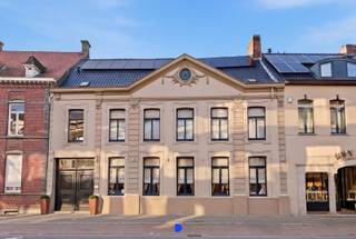 Historische eigendom in het centrum van Ingelmunster, op slechts 50 meter van de markt.<br />Momenteel ingericht als restaurant, maar dankzij de centrale ligging en de karaktervolle ruimtes biedt dit pand ook tal van mogelijkheden voor andere invullingen.<br />Het geheel beschikt bovendien over 3 garages en meerdere parkeerplaatsen achteraan het perceel, bereikbaar via de Weststraat.<br /><br /><u><strong>Indeling:</strong></u><br />Royale inkomhal, restaurantgedeelte met mooie elementen en visgraatparket,<br />traphal, professionele restaurantkeuken, dienstgang en kelder.<br /><br />Op het verdiep:<br />- privé-keuken<br />- mogelijkheid tot 5 slaapkamers<br />- badkamer<br />- opbergruimtes<br />- zolder bereikbaar via trapluik<br /><br />Mooie stadstuin met veel privacy.<br />3 garages met elektriciteit, water & alarm.<br />Privé parking met parkeerplaats voor meerdere wagens en elektrische schuifpoort.<br /><br /><u><strong>Details:</strong></u><br />- centrale verwarming - 5 warmtepompen & 2 boilers op aardgas<br />- regenwater<br />- alarmsysteem & camera's<br />- 33 zonnepanelen van 410 WP en omvormer 15000 WP<br />- conform gekeurde elektrische installatie<br />- epc D: geen renovatieplicht!<br />- De volledige inboedel is optioneel over te nemen (professionele keuken - meubilair restaurant & tuinmeubelen)<br />- Deze eigendom biedt ook mogelijkheden als projectontwikkeling<br /><br /><u><strong>Contact:</strong></u><br />Voor meer informatie of een bezoek, contacteer Stijn op 0491 61 42 19 of info@stijndebusschere.be.