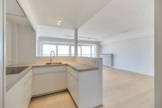 MODERN GERENOVEERD APPARTEMENT OP HET MOOISTE STUKJE VAN DE PROMENADE !Lichtrijke woonkamer met sierhaard en parketvloeren. Open, volledig ingerichte...