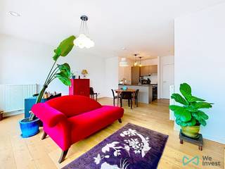 <span>Info & Bezoeken : bruxelles.ouest@weinvest.be of 02 315 77 22</span><br /><br />
<p>Ontdek dit prachtige 2-slaapkamerappartement van ca. 84 m², gelegen op de 6e verdieping van een recente en uitstekend onderhouden residentie uit 2016. Dankzij de grote raampartijen baadt het appartement de hele dag in natuurlijk licht, wat zorgt voor een aangename en warme woonsfeer in elk seizoen.</p>
<p>Met zijn doordachte indeling, comfortabele leefruimtes en uitstekende energieprestaties biedt deze woning een ideale thuis voor jonge gezinnen, koppels of iedereen die op zoek is naar kwalitatief wonen in Brussel. Het gebouw voldoet aan de recente energienormen en beschikt over een EPC-score B, wat garant staat voor een lager energieverbruik, meer wooncomfort en lagere energiekosten.</p>
<p>Een van de grootste troeven van deze residentie is de ruime, zonnige en uitstekend onderhouden gemeenschappelijke privétuin, uitsluitend toegankelijk voor bewoners. Deze rustige groene oase vormt een veilige en aangename plek voor kinderen om te spelen, voor honden om buiten te komen of gewoon om te ontspannen en te genieten van de rust, de zon, weg van de stadsdrukte.</p>
<p>De ligging combineert bovendien het beste van twee werelden: een rustige woonomgeving met alle dagelijkse voorzieningen binnen handbereik, terwijl u op wandelafstand geniet van de dynamiek van de buurt rond Tour & Taxis, met haar restaurants, markten, groene ruimtes en culturele activiteiten.</p>
<p>Dankzij de uitstekende verbindingen met het openbaar vervoer, de nabijheid van het stadscentrum en de vlotte toegang tot de belangrijkste invalswegen, vormt dit appartement ook een bijzonder interessante investering in een wijk die zich blijft ontwikkelen en een sterke aantrekkingskracht geniet.</p>
<p>Een unieke opportuniteit voor wie op zoek is naar een lichtrijke, energiezuinige woning met een uitzonderlijke groene meerwaarde in Brussel.</p>
<p><strong>Een bezoek meer dan waard!</strong></p>
<br /><span>EPC: B – CO₂: 12 kg/(m².jaar) – 58 kWhEP/(m².jaar) - Ontdek al onze exclusieve panden op WWW.WEINVEST.BE</span>
<div></div>