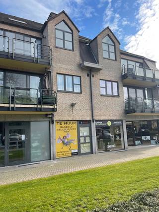 Op een uitstekende zichtlocatie aan de Turnhoutsebaan 144 in Schilde bieden wij dit handelsgelijkvloers van 74 m² aan. Het pand bestaat momenteel uit een polyvalente ruimte, waardoor het volledig naar eigen wens en volgens uw beroepsactiviteit kan worden ingericht. <br /><br />Dankzij de grote raametalage geniet het pand van veel natuurlijke lichtinval en een uitstekende visibiliteit, ideaal voor commerciële doeleinden of vrije beroepen. Het gelijkvloers is geschikt voor alle beroepsdoeleinden zoals kantoor, praktijkruimte, winkel, showroom of dienstverlenende activiteiten.<br /><br />Verder beschikt het pand over een kelder, wat extra opslagmogelijkheden biedt. In de directe omgeving zijn er voldoende parkeermogelijkheden op de openbare weg, wat het pand vlot bereikbaar maakt voor zowel klanten als medewerkers.<br /><br />Het handelspand is onmiddellijk beschikbaar en biedt een uitstekende opportuniteit voor wie op zoek is naar een flexibele en goed gelegen ruimte.<br />Dit pand valt onder renovatieverplichting. <br /><br />Bijzonderheden: <br />- onmiddellijk beschikbaar<br />- volledig naar eigen concept in te richten<br />- grote etalage= maximale zichtbaarheid<br />- geschikt voor winkel, kantoor, praktijk