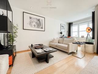 Recent, move-in ready duplex flat in a side street of Dumortier AvenueLayout:V1: Pleasant living space with open, fully equipped kitchen and with...