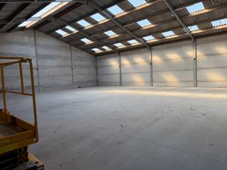 Loods van 18m breed op 19,5m diep voor opslag te huur.Hoogte poort 4,18 meter.Voorzien van verlichting.Onmiddellijk vrij...
