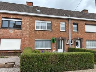 Goed onderhouden woning op een perceel van 253m². Extra toegang en uitweg achteraan via een landweg die achter en tot aan de tuin loopt.De woning...