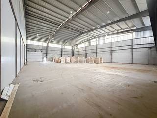 Dit magazijn te huur is gelegen aan de Afrikalaan in Gent, in de onmiddellijke nabijheid van de Gentse zeehaven. De locatie geniet van een uitstekende bereikbaarheid dankzij de vlotte aansluiting op de R4, met snelle verbindingen richting de E34, E17 en het centrum van Gent. Oppervlakte: 910 m²Specificaties: - Sanitair- Vrije hoogte: 11 meter - Twee sectionaalpoorten (5.5 m breed x 4.5 m hoog)- Gasaansluiting- 3x400V- Halogeenlampen- 6 parkeerplaatsenBeschikbaarheid:Onmiddellijk beschikbaar. Heb je interesse in dit magazijn te huur in Gent? Neem contact op via 09 245 35 35 of business.gent@dewaele.com voor een bezoek of meer info.