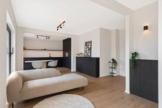 Volledig gerenoveerde appartement met gunstig EPC gelegen in het centrum van Schilde. Dankzij het zuidoostgerichte terras en de drie volwaardige slaapkamers geniet je hier van zowel comfort als ruimte.<br /><br />1STE VERDIEPING<br />Inkomhal 7m² op parket met gastentoilet en handenwasser.<br />Woonkamer 33m² op parket met open keuken.<br />Volledig ingerichte keuken met composieten werkblad.<br />Wasplaats 2m² op parket met aansluiting voor wasmachine en droogkast.<br />Nachthal 5m² op parket.<br />1ste slaapkamer 12m² op parket.<br />Badkamer 7m² met inloopdouche, bad, dubbel lavabomeubel en verlichte spiegel.<br />2de slaapkamer 10m² op parket.<br />3de slaapkamer 19m² op parket.<br />Terras 35m² met kastberging.<br />Garagebox achteraan verplicht bij aan te kopen € 30.000,-<br />BIJZONDERHEDEN<br />De vermelde “bewoonbare oppervlakte” is gebaseerd op de “bruikbare vloeroppervlakte” zoals vermeld in het EPC.<br />CV op aardgas, dubbele beglazing, schrijnwerk in PVC, parlofoon.<br /><br />POSITIEVE PUNTEN<br />Gunstig EPC<br />Zéér centraal gelegen<br />Volledig gerenoveerd in 2024<br />Riant zuidoost terras<br />3 slaapkamers