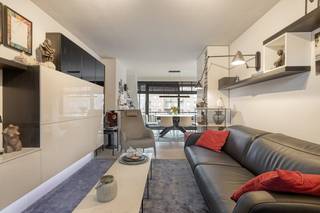 In de Jaak Van Buggenhoutlaan te Koksijde, die onlangs volledig heraangelegd werd, vinden we dit instapklare en gemeubelde duplex appartement (118m²) te koop. Het appartement werd volledig gerenoveerd in 2021 en beschikt over verschillende op maat gemaakte kasten, 2 slaapkamers en 2 badkamers. Zeer centraal gelegen, op wandelafstand van winkels, openbaar vervoer, horeca én het strand. Er is een gemeenschappelijke fietsenberging aanwezig in het gebouw. INDELING> Derde verdieping:- Inkomhal met vestiairekast onder de trap;- Lichtrijke leefruimte met gashaard en toegang tot het terras;- Volledig uitgeruste keuken voorzien van inductie kookplaat, dampkap, koelkast, diepvries, stoom- en bakoven, microgolf, vaatwasmachine en dubbele spoelbak;- Badkamer met inloopdouche, wasmeubel en op maat gemaakte kast voor wasmachine en droogkast;- Ruime praktische berging in het appartement;- Afzonderlijk toilet;> Vierde verdieping:- Ruime slaapkamer (1) met ensuite dressingruimte;- Slaapkamer (2) in gebruik als bureauruimte met zetelbed;- Badkamer met douche, toilet en wasmeubel;Extra troeven:- Private kelderberging inbegrepen in de prijs;- Ruime gemeenschappelijke fietsenberging in het gebouw;Algemeen:- EPC C (268 kWh/m²);- Gemeubelde verkoop;- Volledig gerenoveerd in 2021;- Lift vernieuwd in 2023;Op zoek naar een comfortabel, goed gelegen appartement voor vaste bewoning of tweede verblijf in Koksijde? Contacteer Dewaele Koksijde op 058 330 600 voor een bezoek!