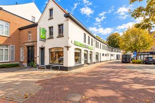<h1><span>Commercieel pand met 50 meter straatbreedte en ruim te renoveren appartement in Hamme</span></h1><h1><span> </span></h1><p><span>Op zoek naar een veelzijdig vastgoedproject met tal van mogelijkheden?</span><span> Dit commercieel pand op een strategische locatie nabij het centrum van Hamme biedt een uitzonderlijke opportuniteit voor ondernemers, investeerders en projectontwikkelaars.</span></p><p><span>Met maar liefst </span><span>50 meter straatbreedte</span><span> en een bruto vloeroppervlakte van circa </span><span>500 m² volgens het EPC (excl. het appartement) </span><span>leent dit pand zich uitstekend voor een nieuwe handelszaak, de combinatie van wonen en werken of een project met mogelijkheden voor appartementsbouw, mits de nodige vergunningen.</span></p><h3><span> </span></h3><p><span>Op het gelijkvloers bevindt zich een commercieel handelsgedeelte met inkomhal, etalageruimte en kassatoog. Het pand deed jarenlang dienst als succesvolle elektrozaak en biedt dankzij de ruime indeling diverse mogelijkheden voor uiteenlopende commerciële activiteiten.</span></p><p><span>Achteraan bevindt zich een zeer ruim magazijn met werkruimte, voorzien van een aparte toegang. Dit biedt extra mogelijkheden voor opslag, atelier of andere professionele activiteiten.</span></p><p><span>Op de bovenliggende verdieping vinden we een bijzonder ruim appartement dat volledig gerenoveerd dient te worden. Hier kan je een woonst creëren die volledig aansluit bij jouw eigen wensen en plannen.</span></p><p><span> </span></p><h3><span>De troeven</span><span>:</span></h3><ul><li><span>50 meter straatbreedte</span><span> met tal van ontwikkelingsmogelijkheden</span></li><li><span>Zeer groot magazijn met werkruimte en aparte toegang</span></li><li><span>Interessant voor ondernemers, investeerders en projectontwikkelaars</span></li><li><span>Gelegen nabij het commerciële centrum van Hamme</span></li><li><span>Winkels zoals Delhaize, Action, JYSK, Kruidvat en Aldi bevinden zich in de nabije omgeving</span></li></ul><p><span> </span></p><h3><span>Een opportuniteit met potentieel!</span></h3><p><span>Dankzij de uitzonderlijke straatbreedte, de ruime oppervlakte en de combinatie van handelsruimte, magazijn en appartement biedt dit pand heel wat mogelijkheden. Of je nu jouw eigen zaak wil uitbouwen, wonen en werken wil combineren of een toekomstgericht vastgoedproject voor ogen hebt, dit pand is zeker een bezoek waard.</span></p><p><span>Interesse in deze opportuniteit? Contacteer </span><span>Immo Twins</span><span> vandaag nog voor meer informatie of een bezoek ter plaatse.</span></p><p><span>Contact T. 052 55 55 55 - info@immotwins.be </span></p><p><span> </span></p>