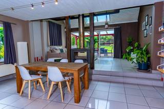 Bijzonder aangename half open bebouwing in landelijke omgeving. Uiterst rustig gelegen en zeer goed bereikbaar. Tussen Vaart en Zenne, nabij E19, fietsroutes en prachtige natuur. Jong, modern en zeer lichtrijk. Op te frissen en in goede staat. Gelijkvloers/kelderverdieping met inkom, ruime garage, wasplaats en berging. Eerste verdieping (tuinniveau) met toilet, ingerichte keuken, uitnodigende leefruimte met vide, openhaard, veranda, terras en gezellige tuin met berging. Tweede verdieping met grote slaapkamer en badkamer met ligbad en douche. Derde verdieping met twee slaapkamers en zolderberging. Een niet alledaagse woning!