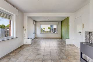 Bent u op zoek naar een woning met potentieel op een goede locatie?<br /><br />Deze alleenstaande woning op een perceel van 365 m² in Kortemark biedt 145 m² bewoonbare oppervlakte en is gelegen in een aangename woonomgeving.<br />Bij het betreden van de woning komt u via de inkomhal terecht in een lichtrijke leefruimte met een warme, huiselijke sfeer. De aansluitende keuken is praktisch ingericht en biedt u toegang tot de veranda met apart toilet. Er is ook een kelder aanwezig.<br />Verder beschikt de woning over 3 slaapkamers en een badkamer. De badkamer is ingericht met douche, enkele lavabo en toilet. Het zolderverdiep is toegankelijk via een opvouwtrap en is ideaal geschikt als opbergruimte.<br />Een afzonderlijke diepe garage met automatische poort, die toegankelijk is via de achterliggende straat en een handige oprit maken het plaatje compleet. De oprit voor de woning biedt plaats om 2 à 3 auto’s te parkeren. Rondom de woning ligt een onderhoudsvriendelijke tuin met zonnig terras, waar u in alle rust kan genieten.<br /><br />Kortemark is een levendige gemeente met een goede verbinding naar nabijgelegen steden, scholen en faciliteiten.<br /><br /><strong>Of u nu houdt van een volledige renovatie of liever een frisse nieuwe uitstraling geeft aan de bestaande indeling, deze woning biedt volop mogelijkheden. Ideaal voor handige harry’s, investeerders of gezinnen die een woning volledig naar eigen smaak willen inrichten.</strong><br /><br />Bent u geïnteresseerd? Neem snel contact met ons op voor meer informatie of een vrijblijvende bezichtiging. Deze woning biedt heel wat potentieel!<br />