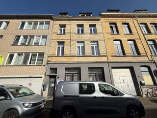 Gebouw op centrale ligging gelegen aan de Komiteitstraat 29-31-33+Nummer 29 is gekend als huis (grondoppervlakte +/- 95 m²), nummer 31...