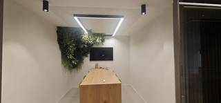 Vernieuwd en ruim handelspand in het centrum van Maasmechelen.Geschikt voor kantoor, vrij beroep of andere op het gelijkvloers van een gebouw.Dit...