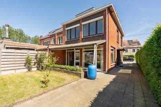 <p>Te koop: te renoveren halfopen woning in Kallo, gelegen in een rustige woonkern met groene omgeving en vlotte verbinding naar invalswegen.</p>
<p>Deze woning uit 1966 biedt een solide basis voor wie op zoek is naar een gezinswoning met drie slaapkamers. De ligging combineert residentieel comfort met nabijheid van belangrijke verbindingswegen, waardoor zowel rust als bereikbaarheid gegarandeerd zijn. Dankzij de ruime indeling en de aanwezigheid van een vaste zoldertrap is er extra potentieel voor uitbreiding of creatieve invulling. De groene omgeving maakt het geheel bijzonder aangenaam voor gezinnen.</p>
<p>Belangrijkste ruimtes:</p>
<p>• Living (26,05 m²) met veel lichtinval</p>
<p>• Keuken (9,81 m²) aansluitend op de living</p>
<p>• 3 slaapkamers (18,72 m²; 12,45 m²; 8,64 m²)</p>
<p>• Badkamer (4,38 m²) met ligbad, toilet en wastafel</p>
<p>• Wasplaats (3,69 m²) met technische ruimte</p>
<p>• Zolder (27,55 m²) bereikbaar via vaste trap (mogelijkheid voor een extra kamer)</p>
<p>• Inkomhal (7,8 m²) </p>
<p>Troeven:</p>
<p>• Rustige ligging in groene woonkern</p>
<p>• Vaste zoldertrap met extra ruimte</p>
<p>• Goede bereikbaarheid via invalswegen</p>
<p>• Er is de mogelijkheid om op de eerste verdieping een tweede badkamer te creëren (4,39 m²)</p>
<p>• De grootste slaapkamer kan omgevormd worden tot twee slaapkamer.</p>
<p>• De zolder biedt extra mogelijkheden, zoals het inrichten van een bijkomende kamer of het gebruik voor andere doeleinden</p>
<p>Neem vandaag nog contact op met je ERA-makelaar voor een bezoek.</p>
<p>JOUW DROOMHUIS. ZO GEVONDEN!</p>