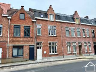 GERENOVEERDE WONING MET 4 SLPKS, 2 BADKAMERS, TUIN EN HUURGARAGEDeze woning is gelegen op 20m van de Vestingen en werd in 2025 grondig energetisch...