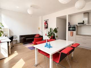 <p>Dit appartement van ca 76 m² is gelegen in het hartje van Antwerpen in de gezellige Minderbroedersrui. <span>Op een heerlijk centrale locatie midden in de stad en toch weg van alle drukte. Grote winkelstraten op wandelafstand. Een goede bereikbaarheid is gegarandeerd dankzij de nabijheid van openbaar vervoer en enkele belangrijke invalswegen.</span></p>
<p>De leefruimte kan genieten van een mooie lichtinval dankzij de grote raampartijen. Aansluitend bevindt zich de praktische open keuken met kwalitatieve Siemens toestellen.</p>
<p>Een strakke en moderne look werd doorgetrokken in het ganse appartement. De warme eiken parketvloer zorgt voor een gezellige warme toets.</p>
<p>Via de nachthal bereikt u de twee slaapkamers die zich aan de rustige achterzijde bevinden. De tweede slaapkamer kan perfect dienst doen als bureau of kinderkamer.</p>
<p>De luxueuze badkamer is afgewerkt met inloopdouche, dubbele lavabo en toilet. Hier zijn eveneens de aansluitingen voor wasmachine en droogkast voorzien.</p>
<p>Een kelderberging is reeds begrepen in de huurprijs.</p>
<p>Gemeenschappelijke lasten: 30 Euro per maand.<br />Alle nutsvoorzieningen (gas, water en elektriciteit) zijn privé op te nemen door de huurder.</p>
<p>Beschikbaar vanaf 1 oktober 2026.</p>