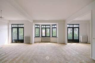 <p><span>GHENT - Kouter</span><span>: Vous êtes à la recherche d'un appartement exclusif et entièrement rénové sur le Kouter à Gand ? Cet appartement est exactement ce que vous cherchez. </span></p><p><span>Principaux atouts :</span></p><ul><li><span>Emplacement de choix sur la très convoitée Kouter, en plein cœur du centre historique de Gand</span></li><li><span>Entièrement rénové tout en conservant des éléments authentiques et du caractère</span></li><li><span>Espaces de vie spacieux et lumineux avec une vue magnifique sur le Kouter </span></li><li><span>Aménagement pratique avec un grand confort de vie</span></li><li><span>Accès facile aux magasins, aux restaurants, aux transports en commun et aux routes principales</span></li><li><span>Efficacité énergétique (B) - 161 kWh/(m² année)</span></li></ul><p><span>Aménagement:</span><span><br />Hall d'entrée spacieux, espace de vie lumineux avec coin repas, toilettes invités, bureau/chambre, cuisine nouvellement équipée, hall de nuit, spacieux débarras avec connexion pour machine à laver, deux chambres spacieuses, deux salles de bains spacieuses. #Balcon attenant à la cuisine + balcon attenant à la chambre principale. </span></p><p><span>Comprend le stockage en sous-sol, garage box privé à louer à 150 euros/mois</span></p><p><span>Grâce à la rénovation complète, vous profiterez d'une combinaison parfaite entre le confort de vie moderne et l'authenticité d'un bâtiment caractéristique.</span></p><p><span>Informations importantes:</span><span><br />Loyer : </span><span>2.500 EUR/mois<br />Provision</span><span> frais communs : </span><span>200</span><span> EUR/mois<br />Garage box </span><span>privé</span><span>: </span><span>150 EUR/mois</span></p><p><span>Intéressé par cet appartement magnifiquement rénové dans un emplacement de choix ? Alors demandez rapidement votre visite à www.axellenaerts.be !</span></p>