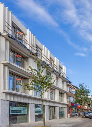 Wij vragen u vriendelijk om niet telefonisch te reageren, maar uitsluitend via e-mail of via de portaalsite. Dit recent gebouwde, instapklare appartement bevindt zich in het hart van Oud-Turnhout en biedt een uitzonderlijk mooi zuidgericht terras, samen met twee slaapkamers. Dankzij de natuurlijke lichtinval, de aanwezigheid van vloerverwarming en een warmtepomp, die zowel verwarmt in de winter als koelt in de zomer,  geniet u van een hoog wooncomfort in een bijzonder energiezuinige omgeving. Het appartement is volledig afgewerkt en uitgerust met gordijnen en lichtarmaturen. Bovendien zijn een autostaanplaats en een private berging reeds in de prijs inbegrepen. De maandelijkse provisie voor de gemeenschappelijke kosten bedraagt 40 EUR. Interesse of wenst u een bezoek aan te vragen? Gelieve te reageren via e-mail naar ines@ilimmo.be
 of via de portaalsite.