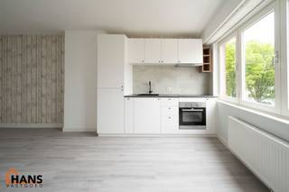 Mooi gerenoveerd appartement op de tweede verdieping.<br />Inkomhal met kast voor de aansluiting wasmachine/droogkast; woonkamer met open nieuwe keuken met kasten en spoelbakken, kookplaat, dampkap en oven; ruime nieuwe badkamer met dubbele lavabo met kast, spiegelkast met verlichting, inloopdouche en toilet; 2 slaapkamers (1 ruime, 1 kleinere) en een aparte berging aansluitend aan de kleine slaapkamer.<br /><br />Gemeenschappelijke kosten: 50 EUR (minuterie, syndicus, water)<br />Geschikt voor maximaal 3 personen.<br />Beschikbaar vanaf 01/12/2026.<br /><br />Huurwaarborg bedraagt 3 maanden huur.<br />Plaatsbeschrijving door extern bedrijf met gedeelde kosten.<br /><br />Een bezoek ter plaatse kunt u enkel online reserveren op www.hansvastgoed.com.<br />Voor meer informatie, bezoek onze website www.hansvastgoed.com of neem contact op met info@hansvastgoed.com of +32 3 366 05 30.
