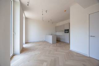 <strong>Stijlvol gerenoveerd tweeslaapkamerappartement in iconische art-decoresidentie, hartje stad</strong><br />Ontdek dit prachtig vernieuwde appartement in een charmante, volledig gerenoveerde art-decoresidentie. Gelegen op een toplocatie in het centrum, combineert deze woning tijdloze elegantie met hedendaags wooncomfort.<br />Het appartement beschikt over een lichtrijke leefruimte met hoge plafonds, een moderne open keuken met kwaliteitsvolle inbouwtoestellen, twee ruime slaapkamers en twee badkamers. De volledige renovatie werd met oog voor detail uitgevoerd en biedt een perfecte mix van karakter en modern gemak.<br />Dankzij de centrale ligging bevinden winkels, restaurants, openbaar vervoer en het strand zich op wandelafstand. Een unieke kans voor wie houdt van charme, comfort én een bruisende stadsomgeving.
<ul>
	<li>Oppervlakte: 80 m² + terrras</li>
	<li>EPC: 62,85 kWh</li>
	<li>Gemeenschappelijke fietsberging</li>
</ul>