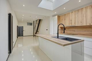 <p>Deze volledig gerenoveerde woning bevindt zich in het centrum van Hamme. Dankzij de centrale ligging zijn winkels, scholen, parken en verschillende groenzones vlot bereikbaar.<span></span></p>
<p>De woning werd van A tot Z gerenoveerd en afgewerkt in een moderne, hedendaagse stijl. Via de inkomhal betreedt u de woning, waarna u terechtkomt in de leefruimte met open keuken. Dankzij de lichtkoepel in de keuken geniet de leefruimte van een aangename natuurlijke lichtinval. De keuken is volledig geïnstalleerd en voorzien van een vaatwasser, inductiekookplaat, ingebouwde koelkast met vriezer, oven en microgolfoven. Op het gelijkvloers bevindt zich tevens de badkamer, uitgerust met een douche, lavabo en toilet.</p>
<p>Op de eerste verdieping bevinden zich twee slaapkamers. De grootste slaapkamer beschikt over een totale oppervlakte van ca. 26 m², inclusief de mezzanine, die extra mogelijkheden biedt. De tweede slaapkamer heeft een oppervlakte van ca. 10 m². Tevens is er op deze verdieping nog een aparte doucheruimte voorzien.</p>
<p>Aan de achterzijde beschikt de woning over een praktisch binnenkoertje, ideaal voor het stallen van fietsen of als extra bergruimte.</p>
<p>De gevel wordt eind september gerenoveerd en afgewerkt met crepi.</p>
<p>De combinatie van de volledige renovatie, moderne afwerking, ruime slaapkamers en centrale ligging maakt deze woning bijzonder geschikt als starterswoning.</p>