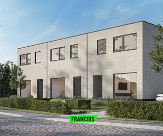 In Blankenberge wordt dit kleinschalige nieuwbouwproject gerealiseerd, bestaande uit drie moderne woningen: twee halfopen bebouwingen en één gesloten bebouwing. Elke woning beschikt over een private autostaanplaats, inbegrepen in de verkoopprijs. De woningen vallen onder het 6% Btw-regime. <br /><br />De woningen zijn praktisch en ruim ingedeeld met een lichtrijke leefruimte en een aanpalende open keuken. Bovendien telt elke woning vier volwaardige slaapkamers, wat zorgt voor voldoende ruimte en comfort voor het hele gezin.<br /><br />Dankzij zonnepanelen, warmtepomp, boiler en thuisbatterij zijn de woningen bijzonder energiezuinig. Overtollige energie wordt opgeslagen voor later gebruik en slimme sturing optimaliseert het energieverbruik. Dit resulteert in een aanzienlijke besparing op de energiefactuur, tot wel 2.000 euro per jaar.<br /><br />Alle materialen en toestellen worden vooraf zorgvuldig gekozen, waardoor je geniet van een hoogwaardige afwerking zonder keuzestress. Er wordt uitsluitend gewerkt met kwalitatieve A-merken, terwijl de prijs scherp en marktconform blijft.<br /><br />Oplevering verwacht najaar 2026. <br /><br />Troeven<br /><br /><ul><li>Energiezuinig en toekomstgericht<br /><br /></li><li>Ruime en praktische indeling<br /><br /></li><li>Autostaanplaats inbegrepen<br /><br /></li><li>Kleinschalig en rustig project<br /><br /></li><li>Hoogwaardige afwerking zonder keuzestress</li></ul>