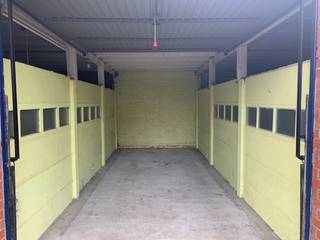 Deze garage met handmatige kantelpoort is gelegen in de Felix D'Hoopstraat 166 te Tielt maar te bereiken via de Stoopsmolenweg.Er is aanwezigheid van...