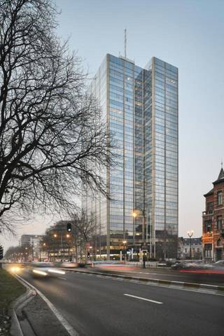 <p><strong>Beschikbare oppervlakte</strong>: van 160 m² tot 987 m²</p>
<p><strong>Milieucertificering</strong>: BREEAM <em>Good</em><br /><strong>EPB/PEB</strong>: C</p>
<h3><strong>Troeven van het gebouw</strong></h3>
<ul>
<li>
<p>Moderne vergaderzalen</p>
</li>
<li>
<p>Professionele receptie en conciërgediensten</p>
</li>
<li>
<p>Airconditioning voor optimaal comfort</p>
</li>
<li>
<p>Kitchenette en douches voor gebruikers</p>
</li>
<li>
<p>Bedrijfsrestaurant ter plaatse</p>
</li>
<li>
<p>Verhoogde veiligheid met bewaking en toegangscontrole</p>
</li>
</ul>
<h3><strong>Kenmerken</strong></h3>
<p><strong>Moderne, flexibele en lichte kantoorruimtes</strong>, ideaal gelegen op de Louizalaan. Het gebouw geniet van een <strong>uitstekende bereikbaarheid</strong>, vlak bij winkels, restaurants en diensten. De verdieping hoog in het gebouw biedt een prestigieuze werkomgeving met een prachtig panoramisch uitzicht.</p>