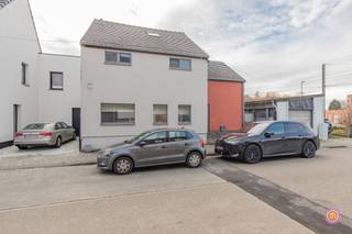 Vandaag nemen we je mee naar deze halfopen bebouwing op een strategische ligging in Blaasveld (Willebroek), in de nabijheid van scholen, winkels...