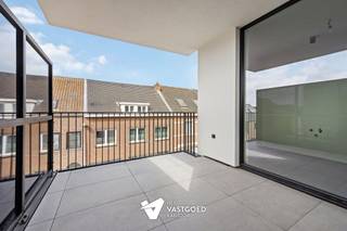 <p><span>Comfortabel 2-slaapkamerappartement op centrale ligging te Ham.</span></p><p><span> </span></p><p><span>Dit appartement op de tweede verdieping biedt 87,28 m² woonoppervlakte, 2 slaapkamers en een terras van 11,22 m². De tweede slaapkamer geeft extra flexibiliteit en maakt het appartement geschikt voor verschillende woonbehoeften.</span></p><p><span> </span></p><p><span>De koper kiest zelf nog de keuken binnen het voorziene budget van 12.500 euro excl. btw. De rest van het appartement is reeds klaar, waardoor u snel kan verhuizen of verhuren.</span></p><p><span> </span></p><p><span>Met geothermie voor vloerverwarming en koeling, zonnepanelen, ventilatie D en E-peil 10 is dit appartement een duurzame en comfortabele keuze met vrijstelling van het KI in de eerste 5 jaar.</span></p><p><span> </span></p><p><span>6% BTW tarief mogelijk!</span></p><p><span> </span></p><p><span>Ideaal voor wie centraal wil wonen met een extra kamer als belangrijke meerwaarde.</span></p>