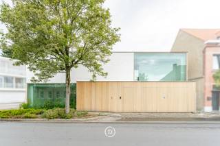 Op een boogscheut van de historische binnenstad van Brugge bevindt zich deze exclusieve nieuwbouwvilla, ontworpen door Govaert & Vanhoutte Architects. Deze stijlvolle stadsvilla combineert tijdloze architectuur met hedendaags wooncomfort, energiezuinigheid en hoogwaardige materialen.<br /><br />Met een bewoonbare oppervlakte van 224 m² biedt de woning ruime leefruimtes met open keuken en bijkeuken, een bijzonder ruime inpandige garage voor twee wagens met extra bergruimte, drie slaapkamers, twee badkamers, bureauruimte en een lift die alle verdiepingen verbindt.<br /><br />De aangelegde tuin met terras, omheining en fietspoort vormt een aangename buitenruimte nabij winkels, horeca en scholen.<br /><br />De woning wordt aangeboden in een verregaand afgewerkte ruwbouwstaat met reeds geplaatste technieken, pleister- en chapewerken. De hoogwaardige afwerking omvat onder meer Minimal Windows en ramen in Afzelia hout. Verdere afwerking kan volledig naar eigen smaak gebeuren of in overleg met de bouwheer.<br /><br />Dankzij vloerverwarming, zonnepanelen en EPC A-label betreft dit een energiezuinige BEN-woning.<br /><br />Mogelijkheid tot aankoop aan 6% btw op de constructiewaarde, onder voorwaarden.<br /><br />Een unieke opportuniteit voor wie op zoek is naar exclusieve architectuur en comfortabel wonen nabij het hart van Brugge.