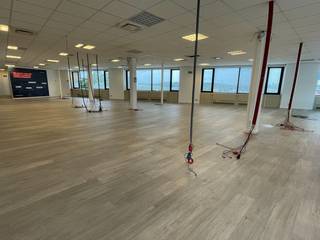 Fantastically located office space with a surface of 482 m² for rent along the busy Zelliksesteenweg (N9) with an immediate connection to the R0 &...