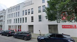 Kantoor 311m² op de 4de verdieping te huur in een modern kantoorgebouw, centraal gelegen op het hippe Nieuw Zuid, biedt uitstekende bereikbaarheid dankzij de nabijheid van de E17 op- en afrit. Verschillende bus- en tramhaltes in de buurt zorgen voor een snelle verbinding met het stadscentrum en station. Het gebouw is uitgerust met geavanceerde technologieën, waaronder een koelplafond dat zorgt voor zowel verwarming, koeling als ventilatie. Daarnaast is er een verhoogde vloer aanwezig, wat extra flexibiliteit biedt bij de indeling. Deze voorzieningen dragen bij aan optimaal comfort voor de gebruikers. De kantoren worden in open space aangeboden, zodat huurders de ruimte naar eigen wens kunnen inrichten, wat zorgt voor maximale vrijheid en aanpassingsmogelijkheden voor elk bedrijf.