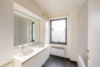 <p><span>Ontdek deze prachtige instapklare duplex in een rustige en geliefde buurt. Dit ruime appartement combineert comfort, ruimte en lichtinval, en biedt alles wat je nodig hebt voor een aangename woonsfeer.</span></p><p><span>Indeling:</span></p><p><span>Ruime leefruimte: geniet van een lichtrijke woonkamer met grote ramen en een uitnodigende sfeer.<br />Volledig uitgeruste keuken: open keuken, met alle moderne toestellen en voldoende werkruimte.<br />2 grote slaapkamers: eén royale slaapkamer op de tweede verdieping en een tweede, sfeervolle slaapkamer net onder de zolderverdieping. Ideaal voor een thuiskantoor, logeerkamer of hobbyruimte.<br />Comfortabele badkamer: Voorzien van een bad, ideaal voor ontspanning.<br />Praktische voorzieningen: Een apart toilet en een ruime inkomhal.</span></p><p><span>Extra troeven:</span></p><p><span>Autostaanplaats: geen parkeerzorgen meer dankzij de privé-autostaanplaats met overkapping.<br />Aparte berging: in de kledere heeft u nog een extra berging voor extra opslag<br />Energiezuinig: het gunstige EPC betekent lagere energiekosten en een milieuvriendelijke keuze.<br />Toplocatie: centrale ligging dicht bij winkels, openbaar vervoer en belangrijke uitvalswegen.<br />Instapklaar en stijlvol wonen: volledig instapklaar. Perfect voor starters, gezinnen of als investering.</span></p><p><span>Voor meer informatie of een bezoek, contacteert u Gilles van Immo Zone op 0491/ 20. 35. 95.<br />Tot snel.<br /> </span></p>