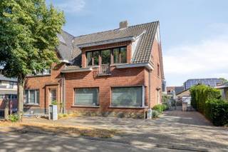 <p><span>Op zoek naar een instapklare, hedendaags en stijlvol ingerichte woning met heerlijke tuin en garagebox? Dan is deze charmante halfopen bebouwing in het idyllische en gezellige Overslag-Wachtebeke absoluut het ontdekken waard. Voor de fusie met Lochristi noemde deze straat de Schoolstraat in Wachtebeke.</span></p><p><span> </span></p><p><span>Bij het binnenkomen word je verwelkomd in een verzorgde inkomhal. De ruime leefruimte vormt het gezellige hart van de woning en staat via een dubbele glazen deur mooi in verbinding met de recent vernieuwde, stijlvolle keuken. Via de grote raampartij aan de achterzijde van de keuken geniet je van een aangename lichtinval én een directe toegang tot het terras en de tuin. Ideaal om heerlijk te ontspannen in de volledige afgesloten tuin. </span></p><p><span>In de inkomhal is er een gastentoilet en een deur naar een aparte bureauruimte die kan dienst doen als 3e slaapkamer, afhankelijk van uw woonwensen. Er is ook een praktische frisse kelder voor extra opslagruimte.</span></p><p><span> </span></p><p><span>Op de eerste verdieping bevinden zich nu twee slaapkamers, een vernieuwde luxueus ingerichte badkamer met inloopdouche en een handige wasplaats/opbergruimte. De grote master bedroom biedt extra comfort dankzij de dressing.</span></p><p><span> </span></p><p><span>Ook praktisch scoort deze woning sterk: een garagebox met automatische poort, gecombineerd met parking voor en naast de woning, zorgt voor comfortabele parkeermogelijkheden.</span></p><p><span> </span></p><p><span>TROEVEN VAN DEZE WONING:</span></p><p><span>* Idyllische, rustige ligging in Overslag-Wachtebeke</span></p><p><span>* Halfopen bebouwing</span></p><p><span>* Ruime en lichtrijke leefruimte</span></p><p><span>* Nieuwe stijlvolle keuken met toegang tot terras en tuin</span></p><p><span>* Nieuwe badkamer met de luxe van een inloopdouche</span></p><p><span>* Master bedroom met dressing</span></p><p><span>* Gelijkvloers met bureau aan de inkomhal, ideaal als bureau, hobbyruimte of extra slaapkamer</span></p><p><span>* Praktische wasplaats en ook een kelder. </span></p><p><span>* Gezellige tuin</span></p><p><span>* Garagebox met automatische poort</span></p><p><span>* Parking voor én naast de woning</span></p><p><span> </span></p><p><span>Een woning waar rust, comfort en gezelligheid mooi samenkomen. De combinatie van de landelijke omgeving, de aangename tuin, de praktische indeling en de recente renovaties maakt van deze woning een bijzonder fijne plek om thuis te komen.</span></p><p><span> </span></p><p><span>Ontdek zelf de charme en mogelijkheden van Smokkelstraat 8 in Overslag-Wachtebeke. Misschien wordt dit wel uw nieuwe thuis.</span></p><p><span> </span></p><p><span>MEER INFO:</span></p><p><span>CONTACTEER BELLINA: 0471 200 189 / bellina@maximm.be</span></p><p><span>BEZOEKDAG: zaterdag 29.08.2026 om 9H30 - 11H<br />VOORAF INSCHRIJVEN IS VERPLICHT - BEL 0471/200 189</span></p>