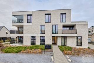 Instapklaar appartement met 2 slaapkamers, ondergrondse parkeerplaats en ruime berging nabij het centrum van Lommel<br /><br />Op zoek naar een comfortabel en centraal gelegen appartement? Dit verzorgd appartement met een bewoonbare oppervlakte van 85 m² bevindt zich op een topligging, op wandelafstand van het centrum van Lommel, winkels, horeca en openbaar vervoer.<br /><br />Bij het betreden van het appartement komt u in de inkomhal die toegang geeft tot de lichtrijke leefruimte. De gezellige woonkamer biedt voldoende plaats voor een zithoek en eetruimte.<br />Aansluitend bevindt zich de functionele keuken, praktisch ingericht met voldoende kastruimte.<br /><br />Het appartement beschikt over twee volwaardige slaapkamers, ideaal voor een koppel, klein gezin of als investering. De badkamer is uitgerust met een douche en lavabo.<br />Daarnaast is er een apart toilet en extra bergruimte voorzien.<br /><br />Een grote troef van dit appartement is de ondergrondse parkeerplaats, waardoor u steeds verzekerd bent van comfortabel parkeren. Bovendien beschikt u over een ruime privatieve berging, ideaal voor fietsen, voorraad of extra opslagruimte.<br /><br />Dankzij de gunstige ligging combineert u hier rust met een vlotte bereikbaarheid en alle voorzieningen binnen handbereik.<br /><br />Kortom, een ideaal appartement voor eigen bewoning of als interessante investering!