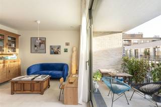 <p><span>Ce spacieux appartement de 2 chambres est situé au 3ème étage d'un nouvel immeuble (bj 2023) dans le quartier animé de Zuid à Anvers. À quelques pas, vous trouverez plusieurs bars et restaurants agréables, ainsi que plusieurs arrêts de transport public. </span></p><p><span> </span></p><p><span>Vous entrez dans l'appartement par le hall d'entrée. Vous y trouverez, entre autres, les toilettes pour les invités. </span></p><p><span> </span></p><p><span>À l'avant de l'appartement se trouve l'espace de vie, avec une cuisine ouverte, qui donne accès à la spacieuse terrasse orientée sud-ouest. A côté de la cuisine se trouve un grand débarras avec la plomberie pour la machine à laver et le lave-vaisselle. </span></p><p><span> </span></p><p><span>Au fond se trouvent les deux chambres à coucher, dont la plus grande dispose d'une salle de bains attenante et d'un balcon. La plus petite chambre dispose également d'une salle de douche de l'autre côté du couloir. </span></p>