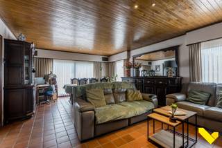 Gezinswoning met ruime tuin en bijgebouw.<br /><br />Deze verrassend ruime woning is rustig gelegen en biedt tal van mogelijkheden voor gezinnen, thuiswerkers of wie op zoek is naar extra leefruimte.<br /><br />Via de inkomhal met gastentoilet betreedt u de woning. De lichtrijke woonkamer biedt voldoende plaats voor zowel een gezellig salon als een eetplaats en geniet van een aangenaam uitzicht op de tuin. Aansluitend bevindt zich de keuken, die rechtstreeks toegang geeft tot het overdekte terras, een ideale plek om het hele jaar door van het buitenleven te genieten.<br /><br />Op het gelijkvloers vindt u tevens een ruime badkamer, uitgerust met een bad, douche en een extra toilet. Hier bevinden zich eveneens de aansluitingen voor wasmachine en droogkast. <br />Daarnaast beschikt de woning over een karaktervolle opkamer. Deze ruimte wordt momenteel gebruikt als slaapkamer, maar leent zich eveneens perfect als bureau, thuiswerkruimte, speelkamer of hobbykamer.<br /><br />Op de verdieping bevinden zich maar liefst vijf kamers, waardoor deze woning bijzonder veel ruimte biedt en tal van invullingen mogelijk zijn.<br /><br />Buiten geniet u van een ruime tuin waar rust en privacy centraal staan. <br />Verder beschikt het eigendom over een garage en tuinhuis.<br /><br />Dankzij een EPC-label D is er geen renovatieverplichting.<br /><br />Kortom, een woning met een uitzonderlijk ruimteaanbod, een rustige ligging en een grote tuin, ideaal voor wie op zoek is naar comfortabel wonen met tal van mogelijkheden.<br /><br />Benieuwd? Bel ons voor een bezoek op 014 58 02 08.