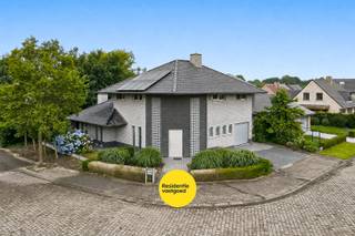 Op een rustige locatie in Koekelare bevindt zich deze verzorgde alleenstaande woning, gebouwd in 2006 op een perceel van 453 m². Met een bewoonbare oppervlakte van 190 m², vier slaapkamers, een garage en een mooie tuin biedt deze woning alle ruimte en comfort voor het hele gezin.<br />Via de inkomhal met gastentoilet komt u in de lichtrijke leefruimte met gezellige gaskachel. De open keuken sluit hier naadloos op aan en is uitgerust met alle gangbare toestellen. Verder beschikt het gelijkvloers over een praktische wasberging en een ruime inpandige garage.<br />Op de verdieping bevinden zich vier slaapkamers, waarvan één perfect kan dienen als bureau, een ruime badkamer met ligbad, inloopdouche en dubbele lavabo, en een apart toilet. Daarnaast is er nog een ruime zolder aanwezig die tal van mogelijkheden biedt als berging.<br /><br />Bent u op zoek naar een instapklare gezinswoning op een rustige locatie? Dan is dit zeker een bezoek waard.<br /><br />KIJKDAG op zaterdag 04/07/2026 van 14u tot 16u, uitsluitend op afspraak. Contacteer ons vandaag nog om uw bezoek in te plannen.<br /><br />Neem voorsprong met een vrijblijvende en gratis schatting van uw eigendom via:<br />http://www.residentievastgoed.be/gratisonlineschatten<br /><br />EPC: 194 kWh/m² - UC: 3880705 ~ Vg, Wg, Gvkr, Gvv, Gmo ~ Ref. MI24889