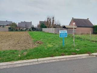 Lot 2 heeft een oppervlakte van 326 m² en is gelegen in een goedgekeurde en reeds aangelegde verkaveling in de Vogelzangstraat langsheen de...