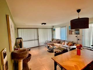 Prachtig nieuwbouw hoekappartement van 84m2 met 2 slaapkamers in de residentie "De Zoete vaart" in een mooie parktuin. Het app bevindt zich op de 1ste verdieping met een zuid-west gericht terras waardoor je vanaf 10u de hele dag zon en uitzicht op natuurgebied hebt. Ruime woonkamer met schuifraam, ingerichte moderne keuken, inkomhal met apart toilet en wastafel, badkamer met inloopdouche en wastafelmeubel, berging met aansluiting wasmachine, vloerverwarming. Eigen ondergrondse autostaanplaats en aparte berging, beide direct bereikbaar met de lift die aan de voordeur van het app stopt. Ook verschillende fietsstallingen. E-peil volgens de strengste nieuwbouwnormen 2050. Op fietsafstand van het centrum, vlakbij de E34 Antwerpen-Knokke, goede verbinding naar Sint-Niklaas, Lokeren, Beveren