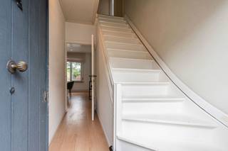 <p>Deze instapklare woning in zelzate is gelegen in een aangename woonwijk met alle voorzieningen vlakbij. Zo liggen scholen, winkels en supermarkten in de directe omgeving, terwijl de R4 en E34 zorgen voor een vlotte bereikbaarheid.</p>
<p>De indeling is als volgt:<br />Via de inkomhal heeft u directe toegang tot de gezellige eet- en leefruimte. Vanuit deze ruimte heeft u toegang tot de keuken. Via de keuken bereikt u de ruime, verzorgde tuin. Naast de keuken bevindt zich een ruimte die perfect geschikt is voor stockage.</p>
<p>Op de eerste verdieping bevinden zich 3 ruime slaapkamers en een badkamer voorzien van alle comfort.</p>
<p>Verder geniet u in deze woning van een ruim terras en een inpandige garage.</p>
<p>Beschikbaar bij akte.</p>
<p>Contacteer Top Vastgoed voor een bezoek op het nummer 0475 700 700</p>