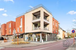 Handelspand met topligging op het Kerkplein van BonheidenOp zoek naar een zichtbare en veelzijdige locatie voor jouw zaak? Dit recente handelspand...