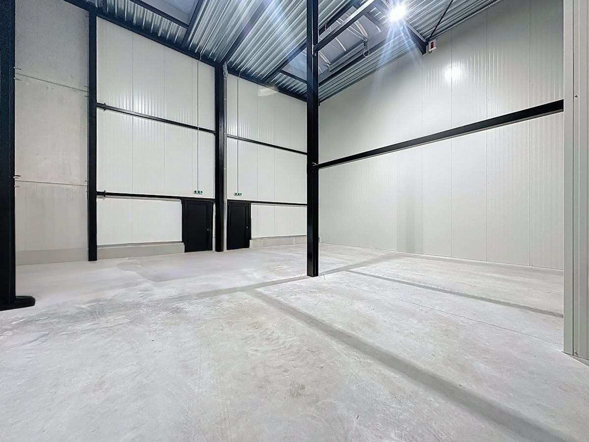 Nieuwbouwmagazijn van ca. 144 m² met kantoor in Wevelgem - foto 3