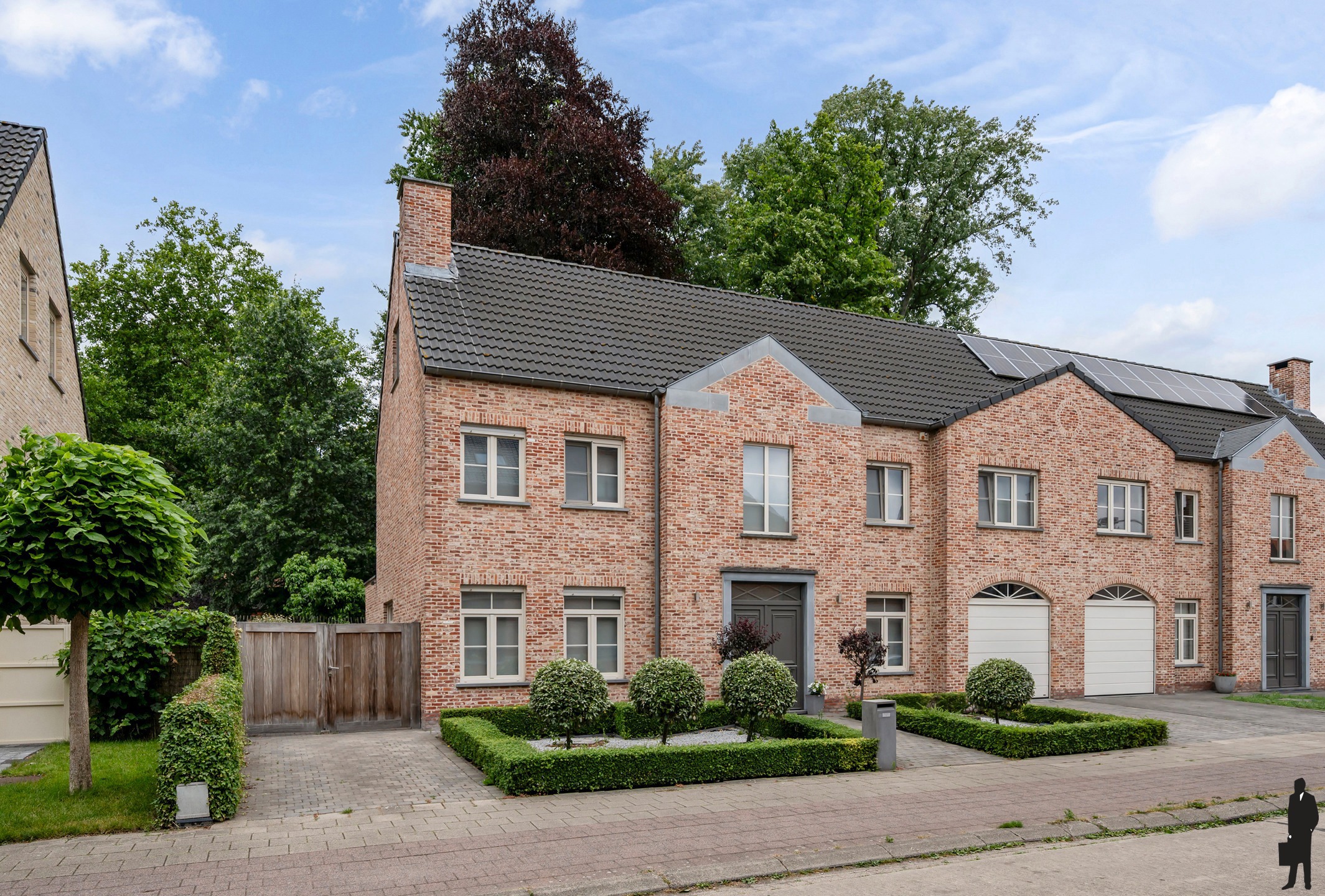Verrassend instapklare ruime woning op centrale locatie te Brasschaat! - foto 1