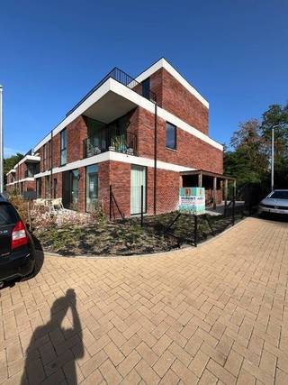 Het appartement omvat volgende ruimtes: Ruime leefruimte met volledig uitgeruste keuken en aansluitende bergruimte, 2 slaapkamers, badkamer (met douche, badkamermeubel, sommige met toilet/ligbad), apart toilet, terras. Buiten het gebouw is een afgesloten bergkast voorzien voor afval. 1 autostaanplaats nr. 1 achteraan het gebouw is inbegrepen in de prijs.